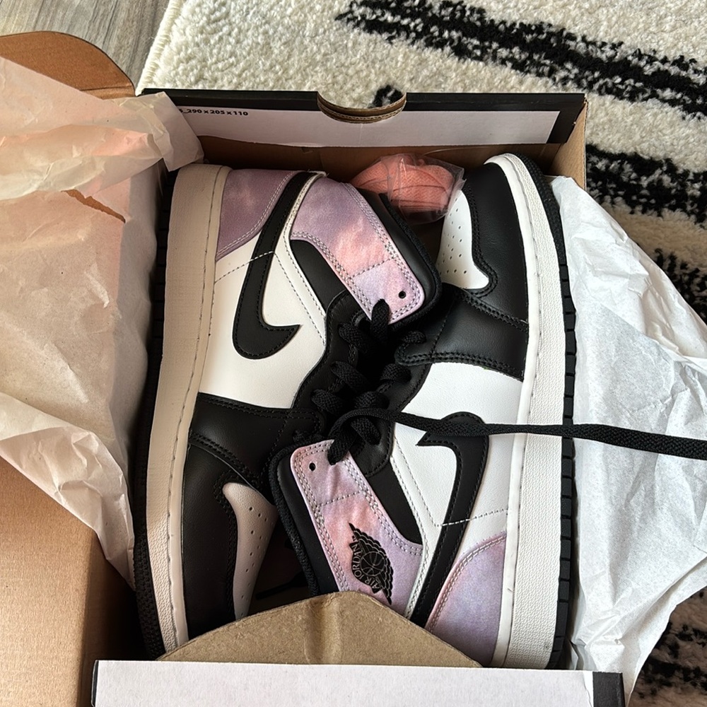 Air Jordan mid 1 (GS size 5.5) (women’s size 7)